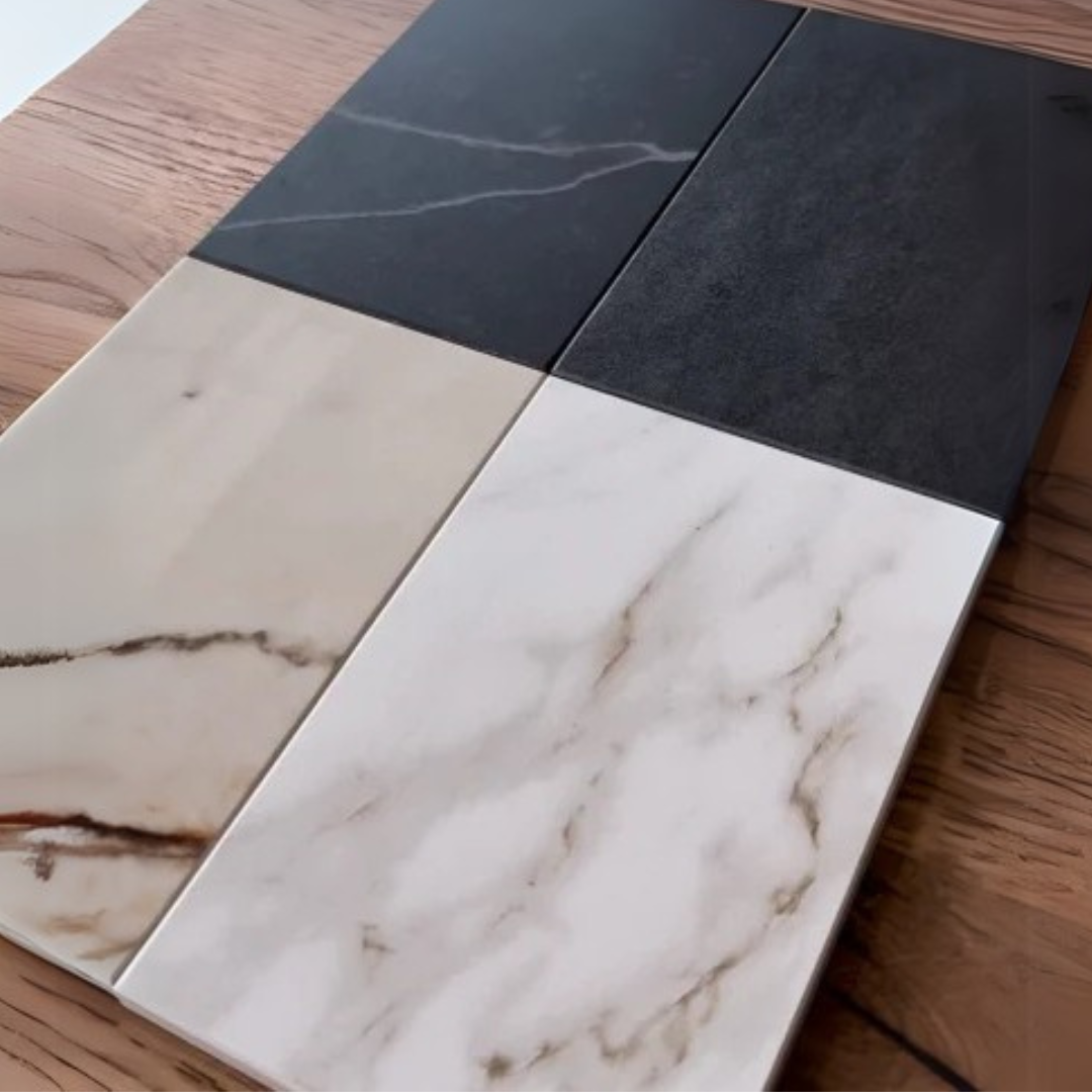Vier Dekton kleurstalen voor buitenkeuken werkbladen, inclusief marmer- en zwarttinten. Duurzaam, stijlvol en perfect voor een luxe buitenkeuken