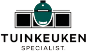 Logo van Tuinkeuken Specialist met een strakke buitenkeuken met green egg BBQ   